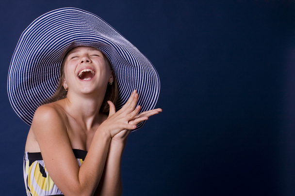 Retrato de la chica riendo en un sombrero
 - Foto, imagen