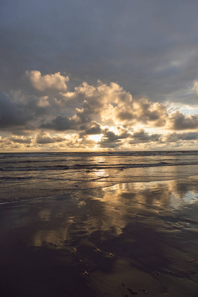 Fotografia zachodu słońca na plaży Parku Narodowego Uramba w Kolumbii Pacyfiku. Ladrilleros, Juanchaco, Baha Mlaga Valle del Cauca, Kolumbia. - Zdjęcie, obraz