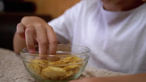 Το Παιδί Χέρι Παίρνει Κράκερς Από Ένα Πιάτο. Φαγητό Επιβλαβές Σνακ Φουντς. Γρήγορο φαγητό - Πλάνα, βίντεο