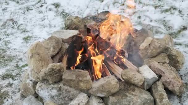 Close up de um incêndio na neve perto do córrego da montanha, na floresta de inverno. - Filmagem, Vídeo