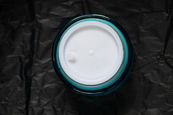 frasco de vidro com creme facial no fundo isolado close-up - Foto, Imagem