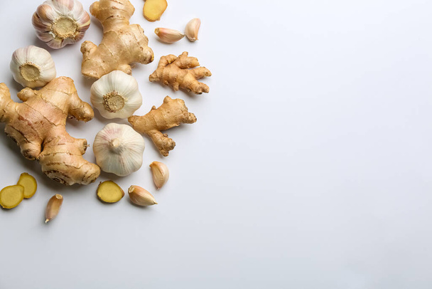 Ginger and garlic on white table, flat lay with space for text. Natural cold remedies - Foto, immagini