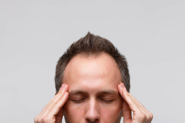Dolor de cabeza, concepto de tensión nerviosa. primer plano retrato de - Foto, imagen