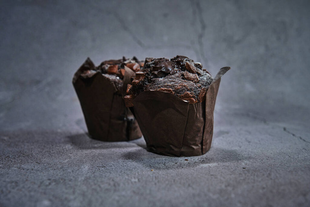 čokoládové muffiny na tmavém pozadí - Fotografie, Obrázek