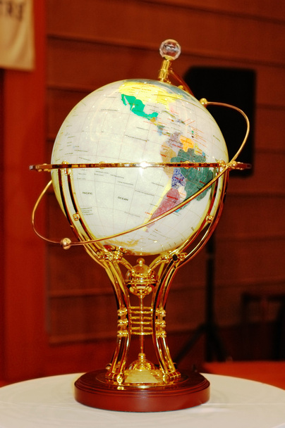 Globus z złotej ramie na stole - Zdjęcie, obraz