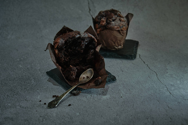 chocolade muffins op een donkere achtergrond - Foto, afbeelding
