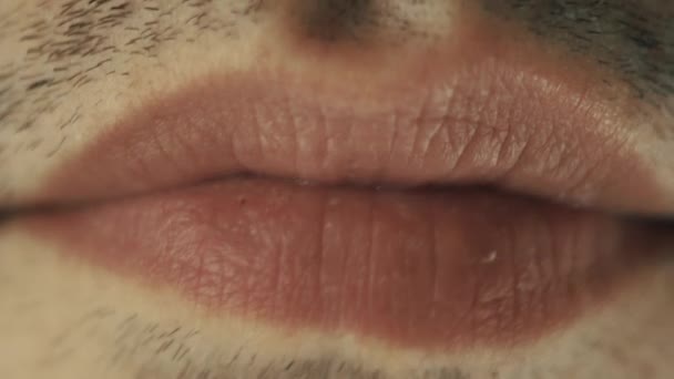 Męskie usta żują gumę. Zbliżenie na ustach - Materiał filmowy, wideo