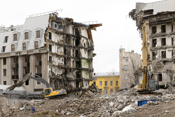 Hidrolik kazıcılı beton apartmanın yıkımı - Fotoğraf, Görsel