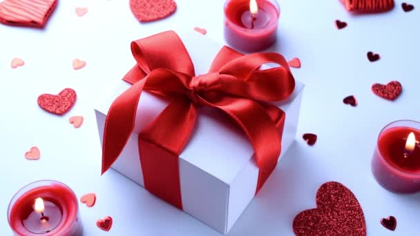 Miłosne serce, romantyczne pudełko z prezentami, świeca na białym tle Walentynek. Święte Walentynki, Dzień Matki, kartki urodzinowe, zaproszenie, koncepcja uroczystości - Materiał filmowy, wideo