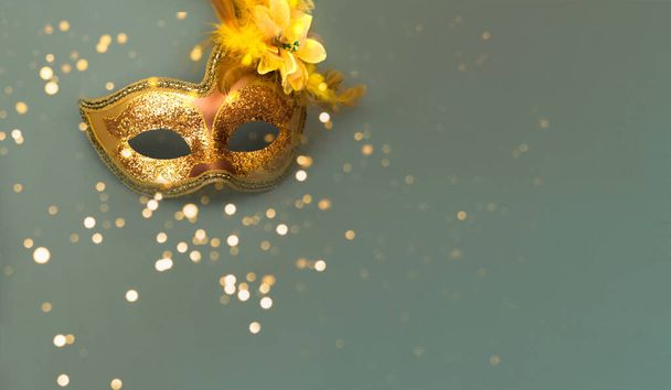 Maska karnawałowa na szarym tle. Koncepcja Mardi Gras lub dekoracja sylwestrowa. Modne kolory 2021. Kreatywna przestrzeń do kopiowania. - Zdjęcie, obraz