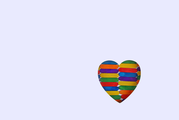 Corazón hecho de palos de madera de colores. Fondo mínimo día de San Valentín. - Foto, imagen