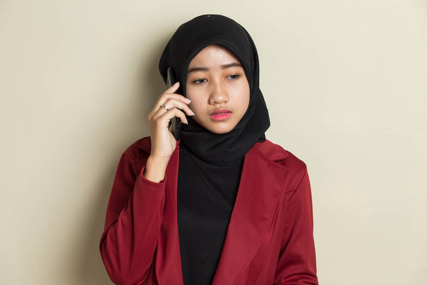 Mutlu Asyalı genç Müslüman kadın cep telefonu kullanıyor. - Fotoğraf, Görsel