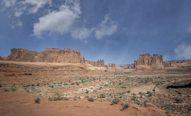 Häikäisevät kaaret kansallispuisto kesällä hiekkakivi muodostelmia osittain pilvinen päivä Utah - Valokuva, kuva