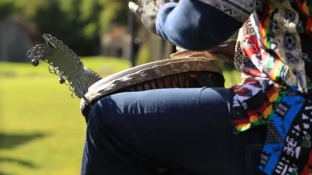 Un hombre tocando el tambor en el día cultural - Metraje, vídeo