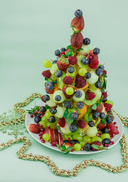 Frische gemischte Früchte Weihnachtsbaumform  - Foto, Bild