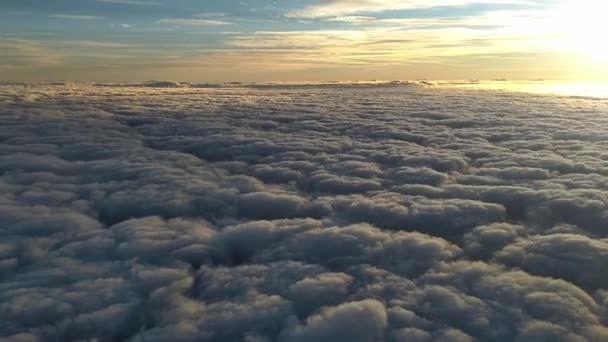 Zonsopkomst boven de wolken in centraal Florida, kijkend naar het oosten in de zon. Camera is van een bewegende jet tijdens het hijsen van links naar rechts. - Video