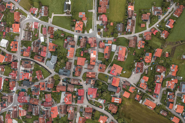 Powietrze nad głową widok Bad Oberdorf niemieckiej wsi we wczesnym letnim rankiem - Zdjęcie, obraz