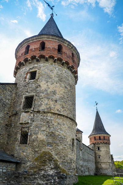 Foto van oude oude stenen kasteel met vele hoge torens in Kamyanets-Podilsky, Oekraïne - Foto, afbeelding