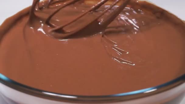Fabricación de chocolate. Remolino de chocolate. Ama de casa haciendo chocolate casero - Imágenes, Vídeo
