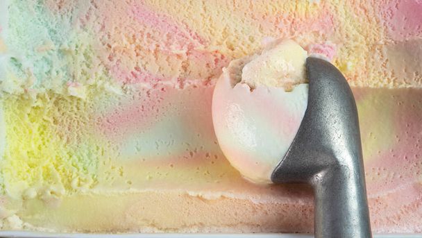  Escavar sorvete arco-íris colorido, vista superior. - Foto, Imagem