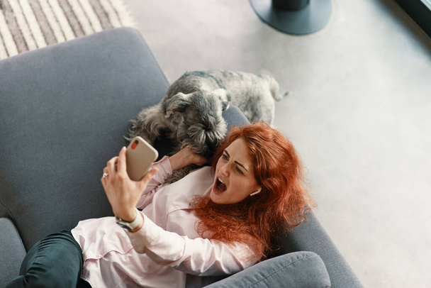 Mooie jonge vrouw spelen met haar hond - Foto, afbeelding