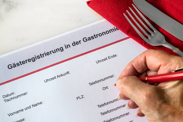 Formular fur die Kontaktdaten von Gasten in einem Restaurant in Deutschland wahrend der Corona-Pandemie - Foto, Imagem