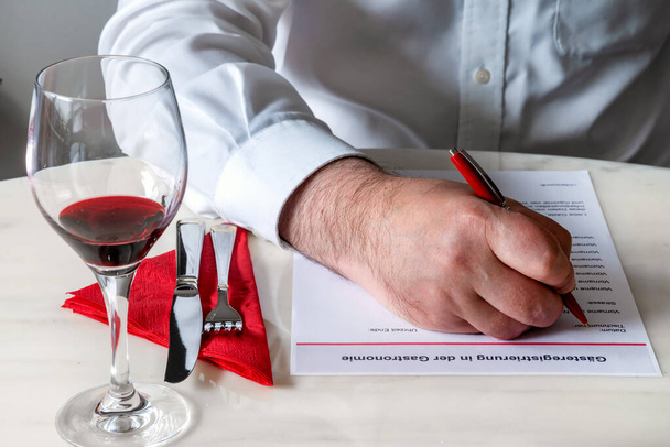 Formular fur die Kontaktdaten von Gasten in einem Restaurante en Deutschland wahrend der Corona-Pandemie - Foto, imagen