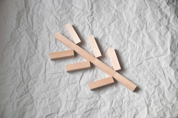 fundo de papel artesanal amassado com retângulos de madeira dispostos em uma determinada ordem em um estilo minimalista - Foto, Imagem