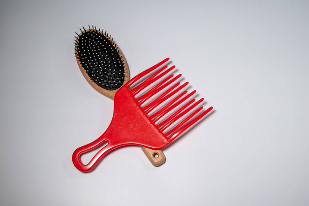 Peine y tijeras. concepto de peluquería-barbería - Foto, imagen