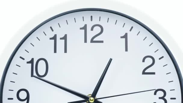 Horloge murale sur fond blanc Startime 12.45 am, Time lapse 30 minutes. - Séquence, vidéo