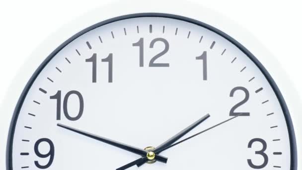 Reloj de pared sobre fondo blanco Startime 01.45 am, Time lapse 30 minutes. - Metraje, vídeo