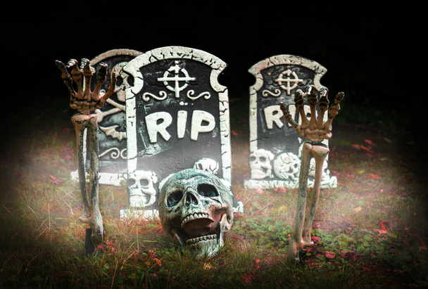 Gravestone i szkielet, który wychodzi z ziemi - Zdjęcie, obraz