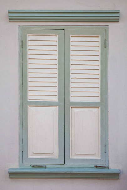 Fenêtre européenne en bois antique volets et mur blanc - Photo, image