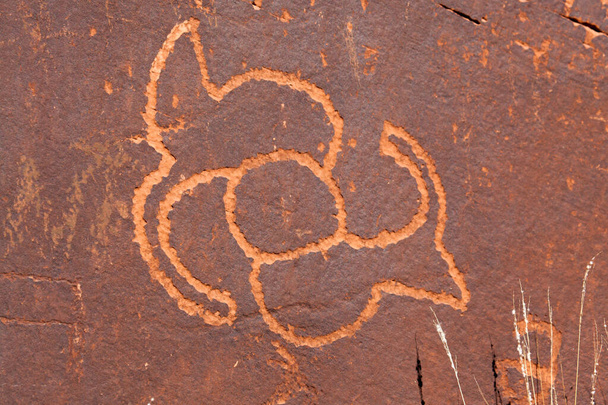 Uralte Felszeichnungen, die in die Sandsteinmauern des Glen Canyon am Colorado River bei Page, Arizona, gehauen wurden. - Foto, Bild