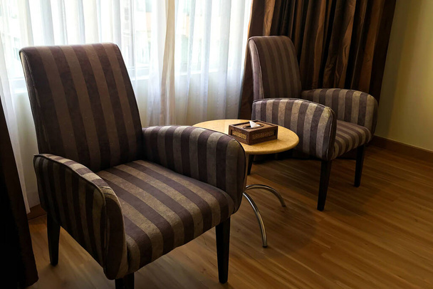 Καναπές εσωτερικό ενός υπνοδωματίου ξενοδοχείου για ταξίδια - Φωτογραφία, εικόνα
