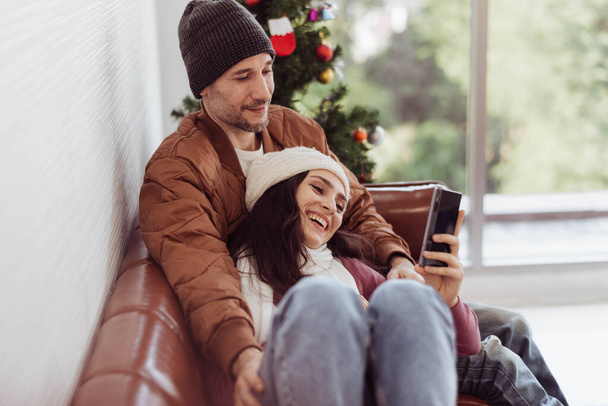 Couple aiment regarder le film ensemble sur la saison d'hiver. Couple heureux jouissant et souriant sur la saison d'hiver. Noël et Nouvel An célébrant. - Photo, image