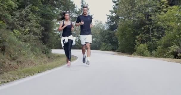 Φίλοι τρέχουν στον ορεινό δρόμο - Πλάνα, βίντεο