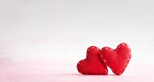 Twee handgemaakte rode hart op heldere houten achtergrond. Het symbool van liefde, koppel en Valentijnsdag concept - Foto, afbeelding