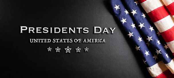 Ευτυχισμένοι πρόεδροι έννοια ημέρα με σημαία των Ηνωμένων Πολιτειών σε μαύρο ξύλινο φόντο. - Φωτογραφία, εικόνα