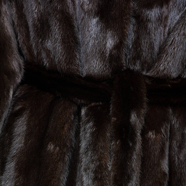 毛皮のコートに黒い毛皮。質感の髪と光沢のある高価なパターン - 写真・画像