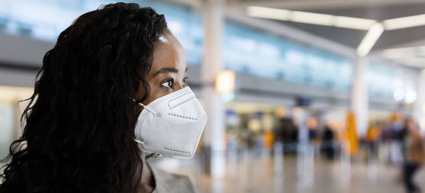 African American Woman Wearing Face Mask At Airport - Foto, Imagen