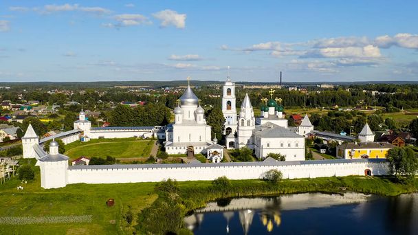 Pereslavl-Zalessky, Rusland. Nikitsky Klooster - Klooster van het bisdom Pereslavl van de Russisch-orthodoxe Kerk, Luchtfoto   - Foto, afbeelding