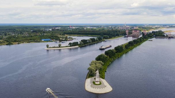 Rybinsk, Rússia. O sistema bloqueia o reservatório de Rybinsk, vista aérea   - Foto, Imagem