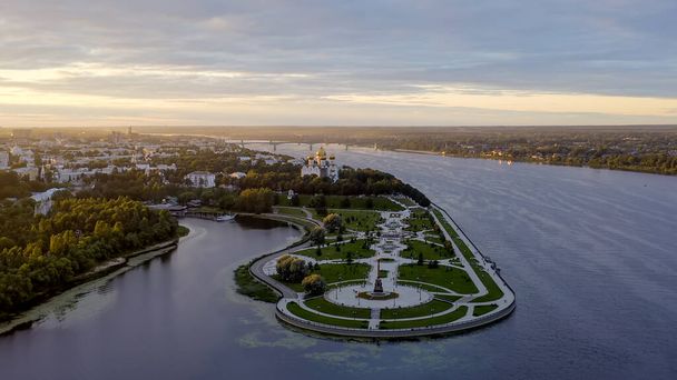 Yaroslavl, Rússia. Strelka (Spit), Kotorosl flui para o rio Volga. Luzes da cidade após o pôr do sol, crepúsculo., Vista aérea   - Foto, Imagem