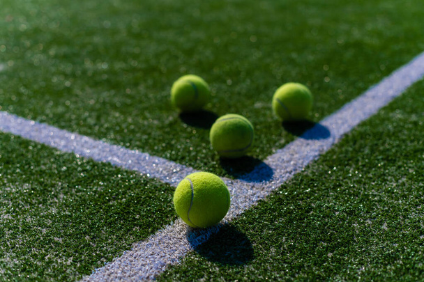 Blick auf leeren Rasen Tennisplatz mit Tennisball - Foto, Bild