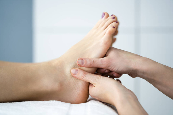 Foot Spa Massage And Reflexology Treatment By Therapist - Foto, afbeelding