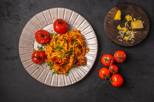 Pasta with baked tomatoes, grated parmesan and pesto - Valokuva, kuva