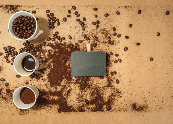 Kaffee im Pappbecher, Röstkaffee vor und nach dem Mahlen - Foto, Bild