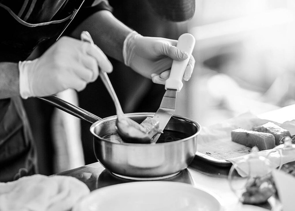 Σεφ μαγείρεμα σε μια κουζίνα, σεφ στη δουλειά, Μαύρο και Whit - Φωτογραφία, εικόνα