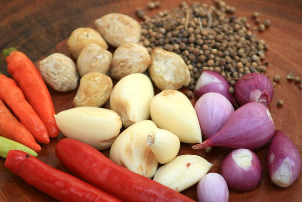 groenten en kookkruiden zoals pepers, kaarsen, peper, knoflook, sjalotten  - Foto, afbeelding